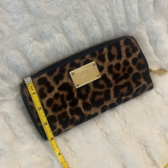 NWOT MICHAEL Michael Kors Leopard Dyed Hair Calf Full Zip Clutch Wallet Leather - Picture 3 of 5